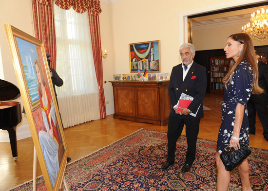 Birinci xanım Mehriban Əliyeva Berlindəki "Berlin-Baku-Galeri" sərgi salonunda və Azərbaycanın Almaniyadakı səfirliyində olub (FOTO)